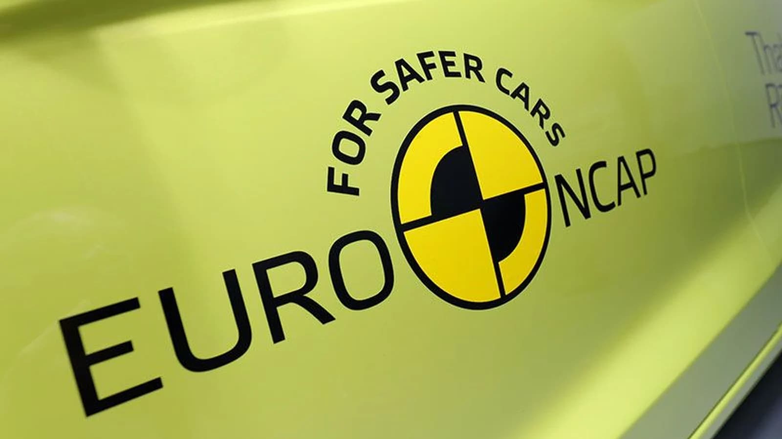 Grafica Euro NCAP con segnale di prova automobilistica e simbolo della sicurezza.