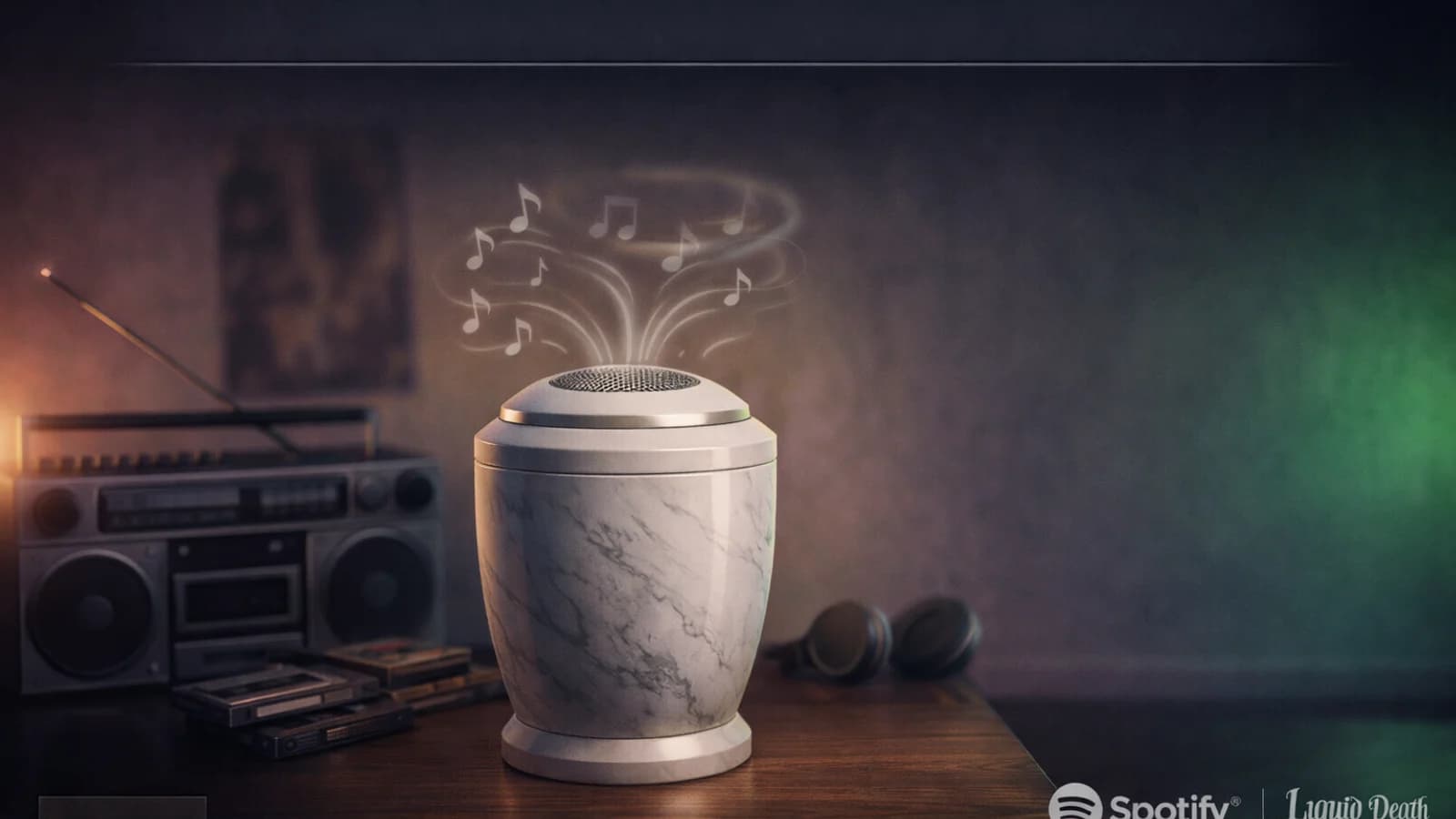 Tazza di caffè fumante e radio su un tavolo, nella copertina di una playlist postuma.