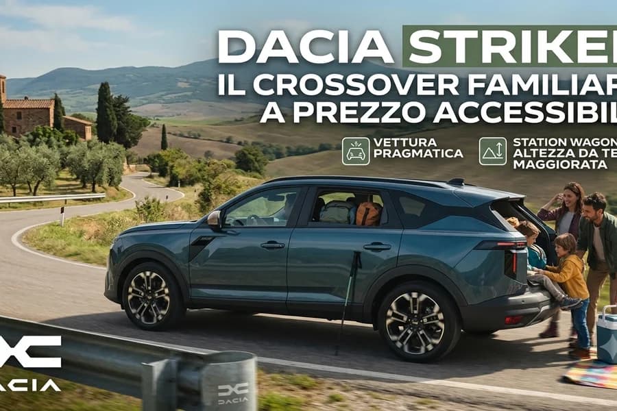SUV Dacia Striker blu scuro parcheggiato in un paesaggio naturale, con informazioni sul modello.