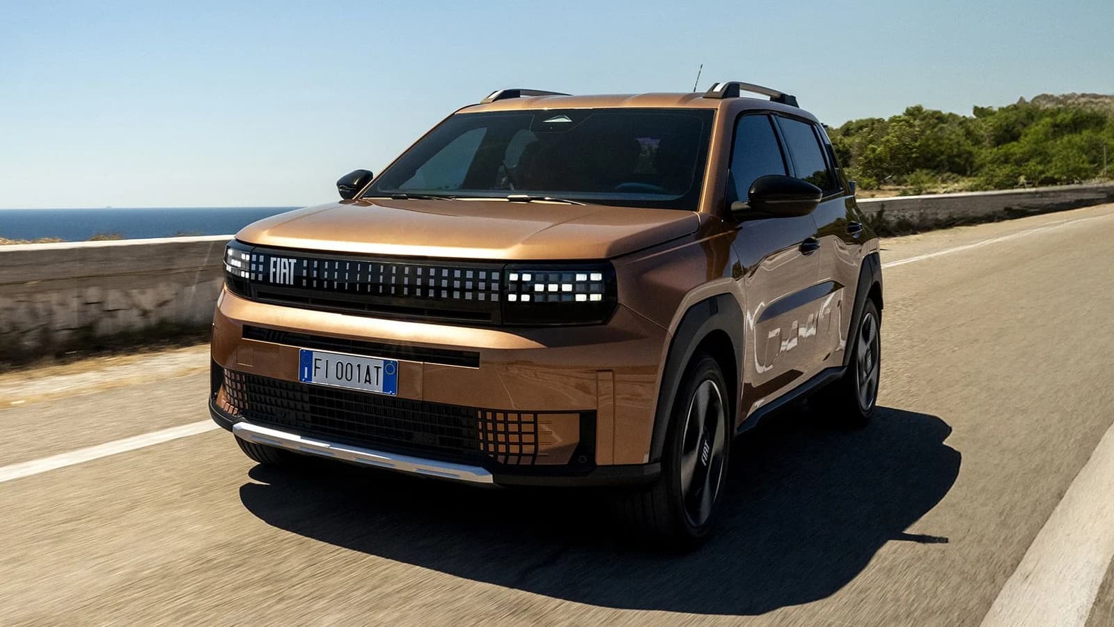 SUV chiaro su strada panoramica, nella copertina dedicata ai motori Stellantis.