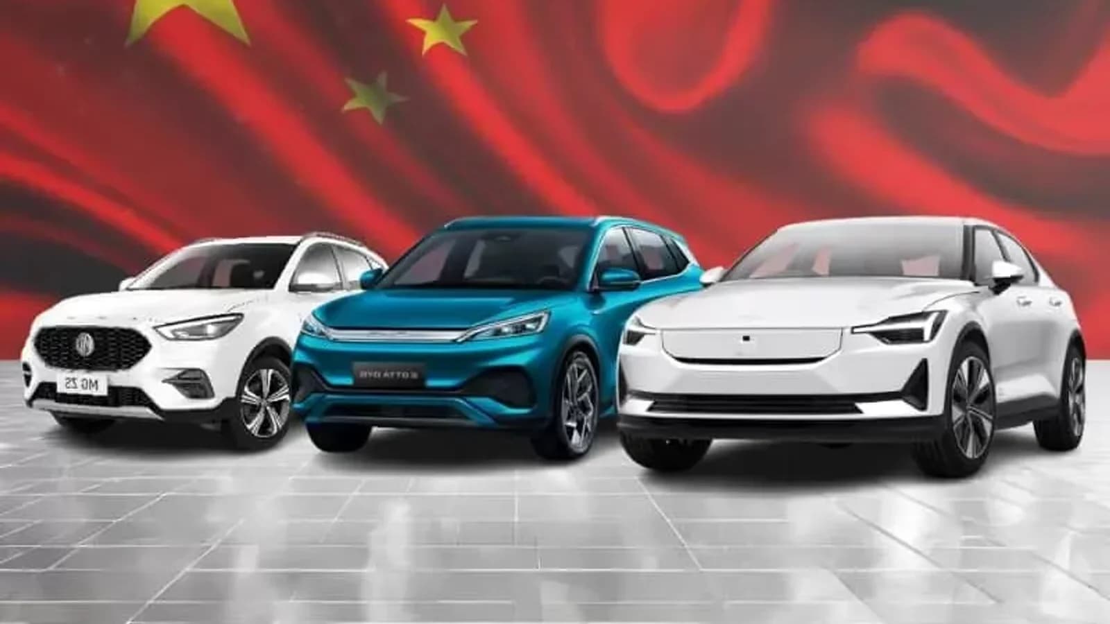 Tre auto elettriche cinesi, bianca, azzurra e grigia, in una composizione sul tema privacy.