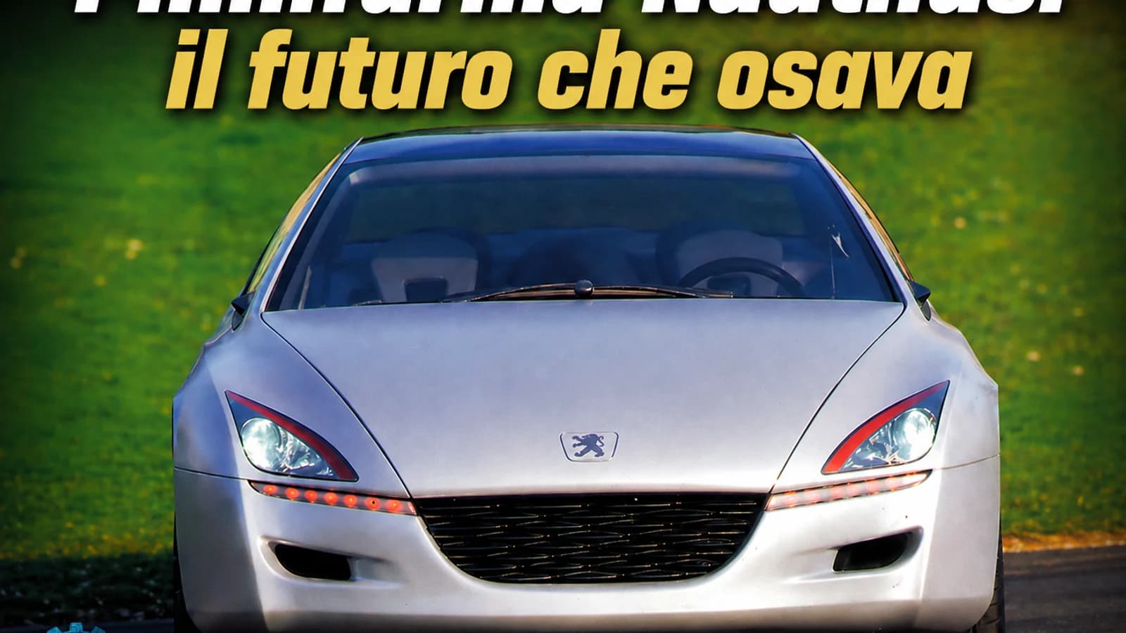 Pininfarina Nautilus bianca dal profilo futuristico su sfondo verde e arancio.