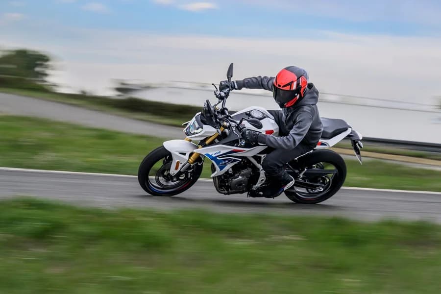 BMW F 450 R 2027 in piega durante una sessione dinamica