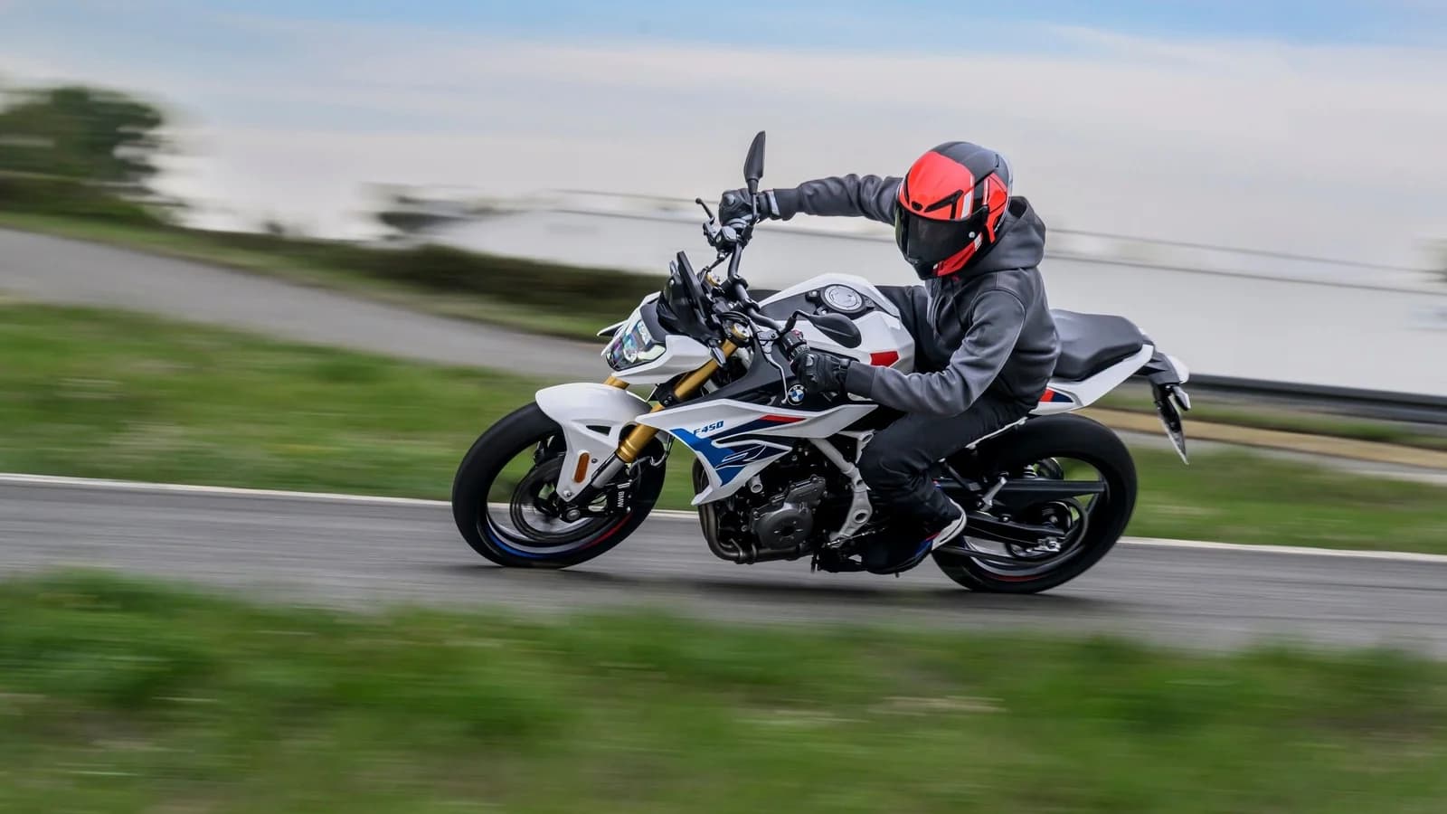 BMW F 450 R 2027 in piega durante una sessione dinamica