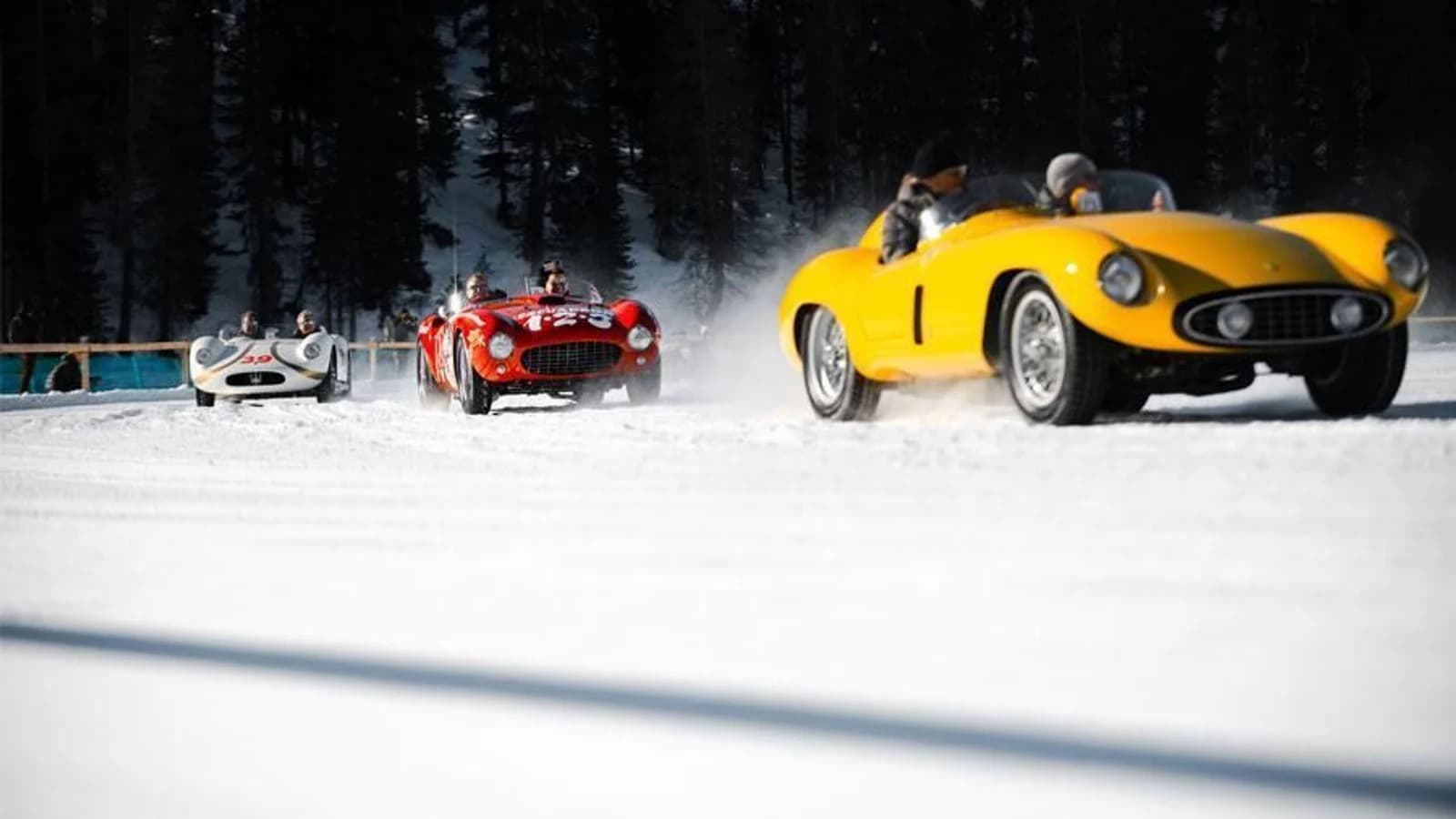 Automobili sportive d'epoca in fila su una pista ghiacciata al The I.C.E. St. Moritz.