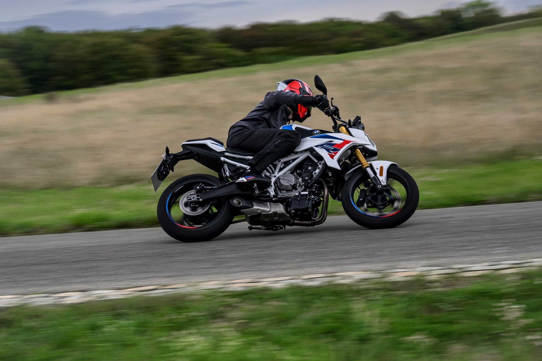 BMW F 450 R: 48 CV e 175 kg. La naked A2 che vuole fare sul serio