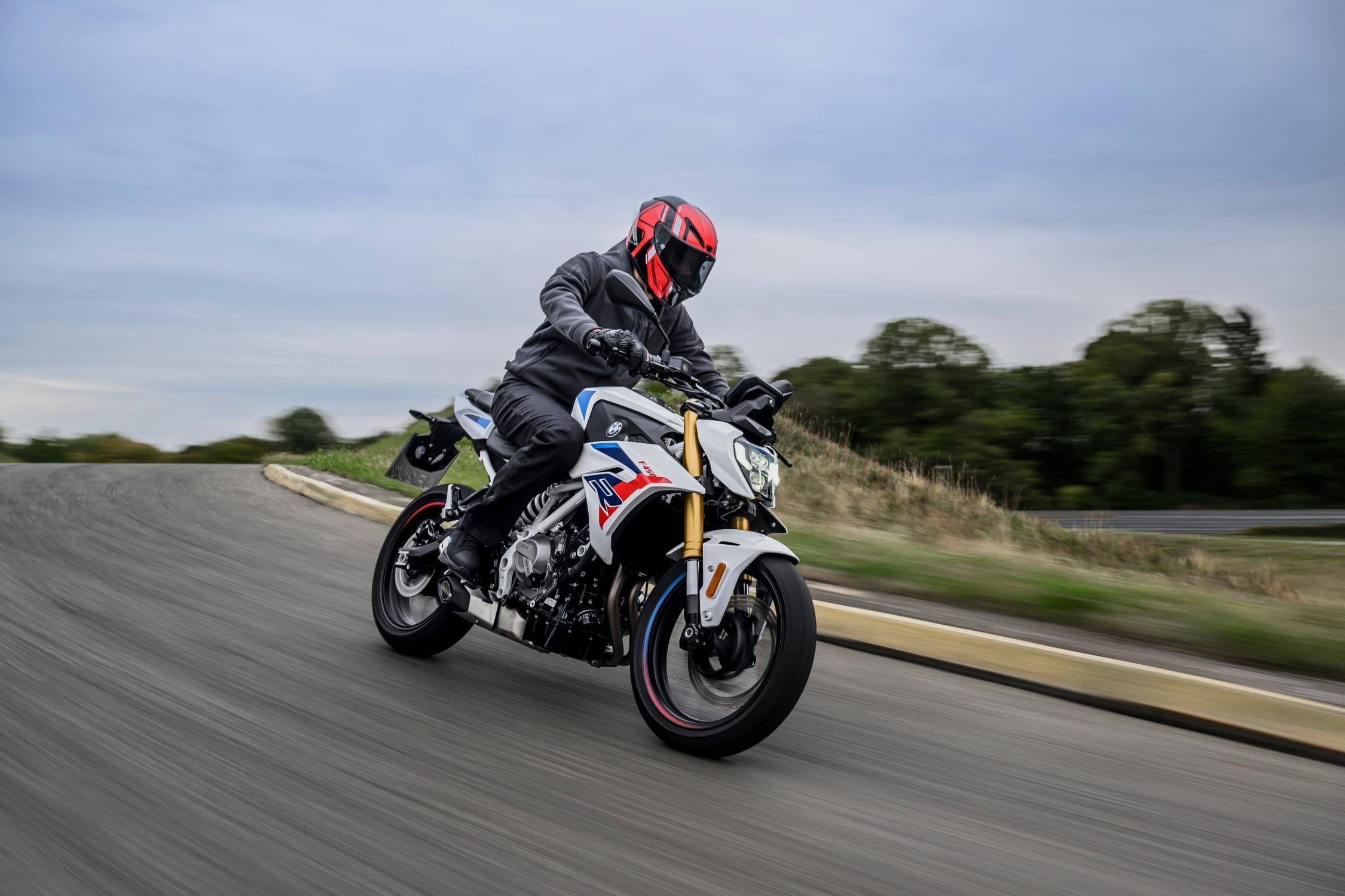 BMW F 450 R: 48 CV e 175 kg. La naked A2 che vuole fare sul serio