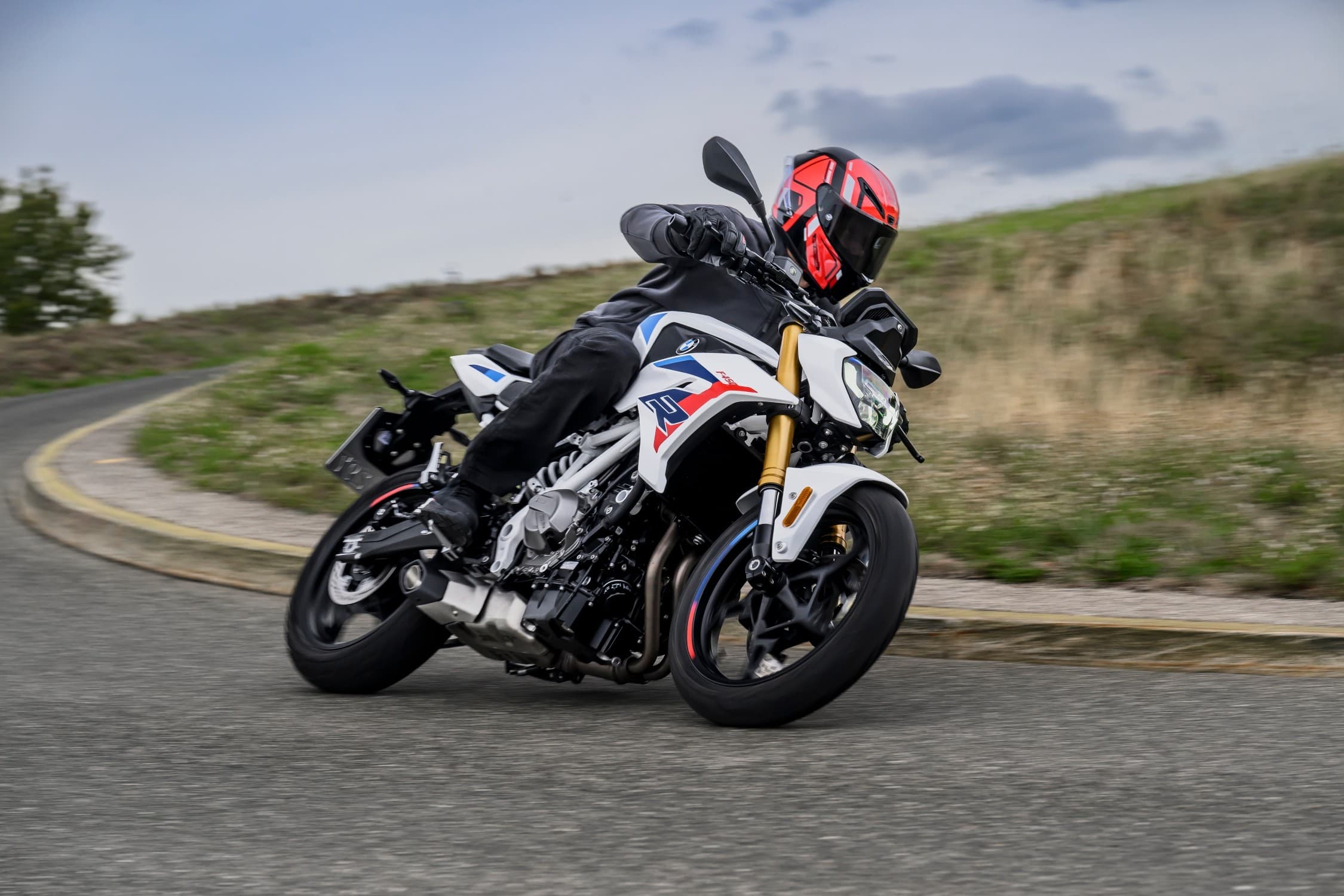 BMW F 450 R: 48 CV e 175 kg. La naked A2 che vuole fare sul serio