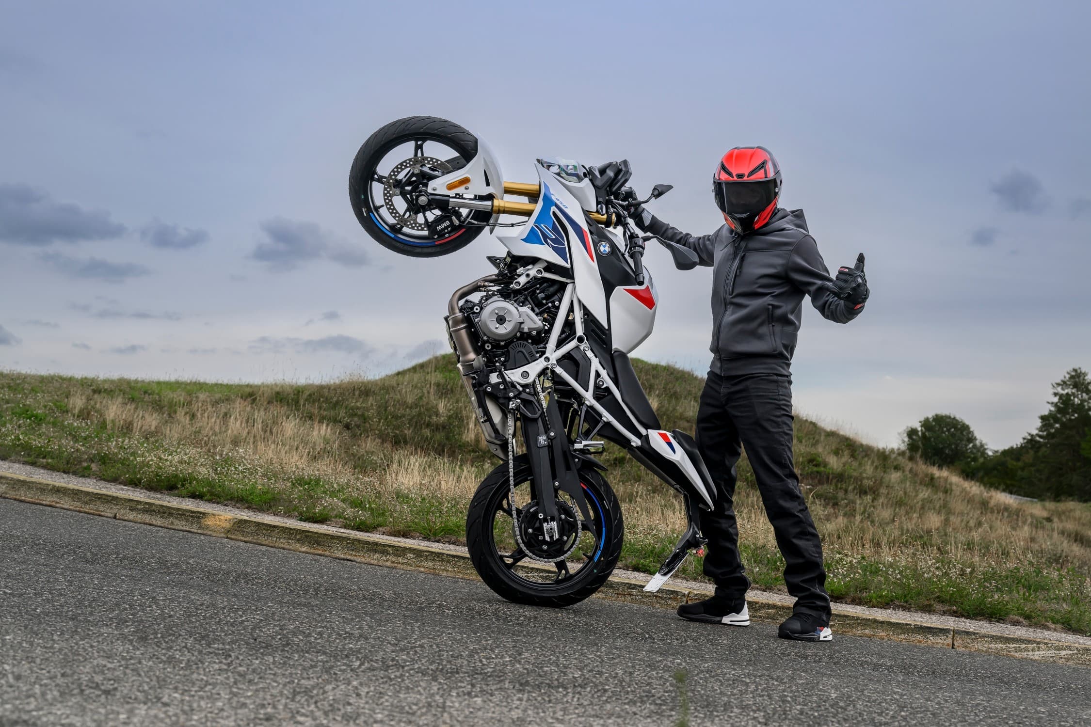 BMW F 450 R 2027 in impennata durante una sessione dinamica
