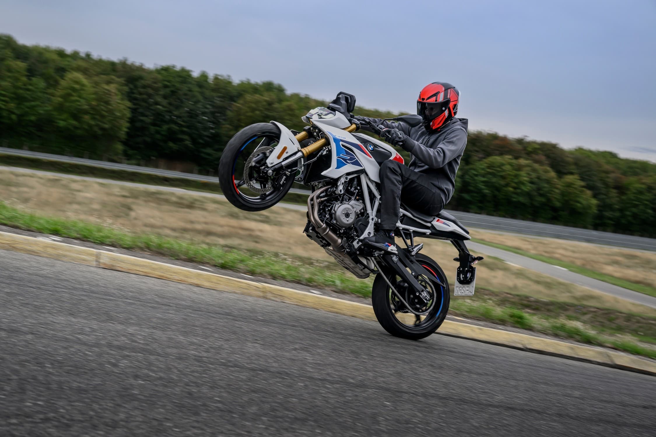 BMW F 450 R 2027 in azione su strada