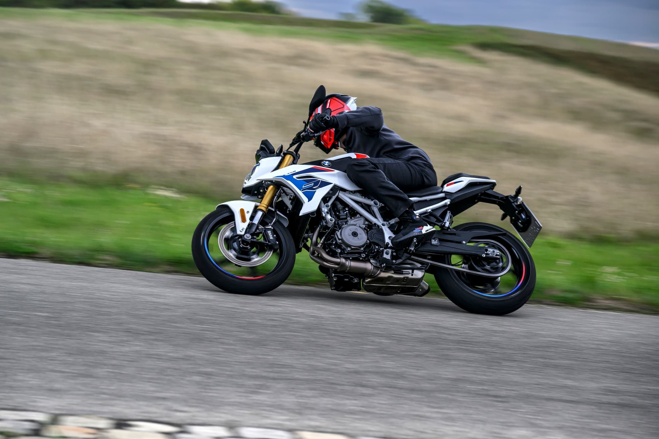 BMW F 450 R: 48 CV e 175 kg. La naked A2 che vuole fare sul serio