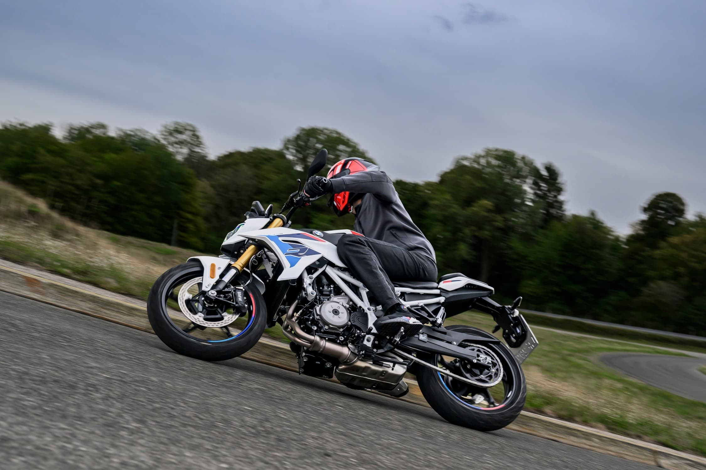 BMW F 450 R 2027 durante una sessione dinamica