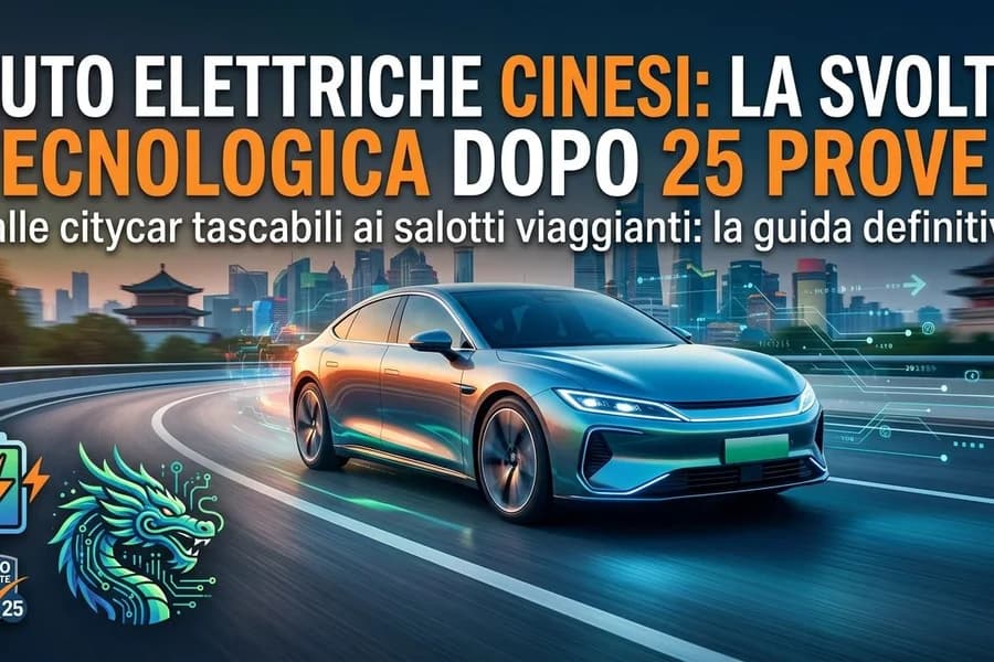 Auto elettrica cinese azzurra davanti a una città in una grafica sulle prove comparative.