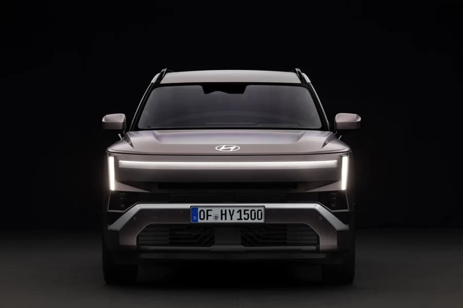 Vista frontale di una Hyundai Tucson grigia su sfondo scuro.