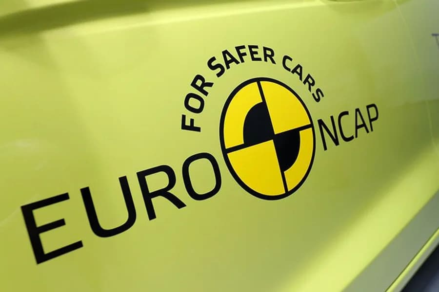 Grafica Euro NCAP con segnale di prova automobilistica e simbolo della sicurezza.