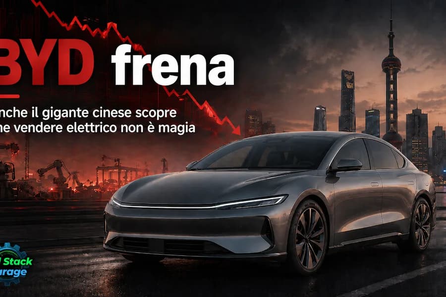 SUV BYD grigio scuro in una copertina dedicata al rallentamento delle vendite elettriche.