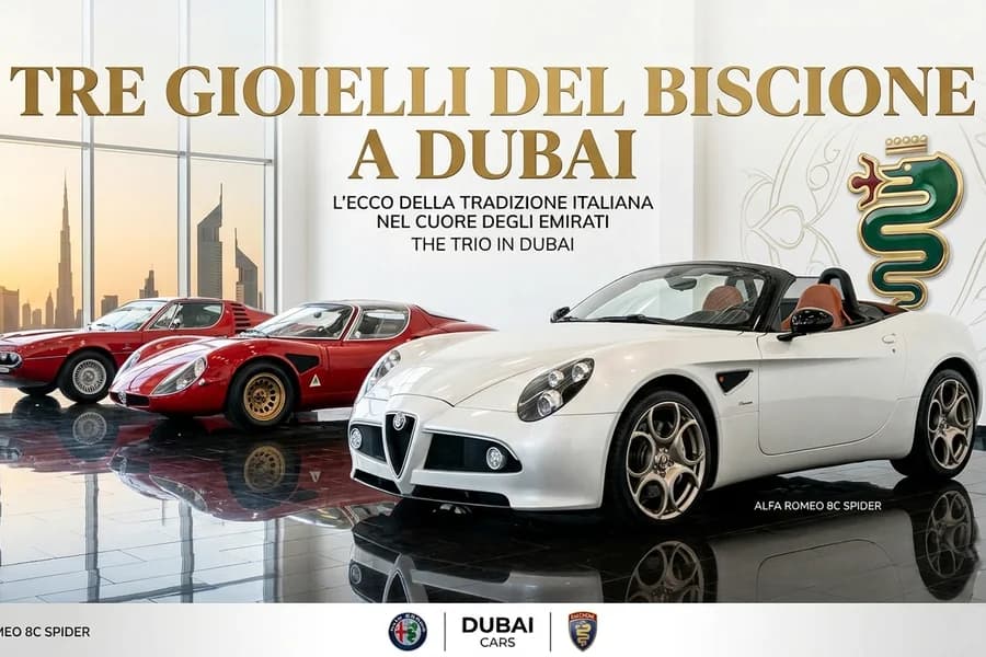 Tre Alfa Romeo 8C d'epoca in una composizione dedicata a una mostra a Dubai.