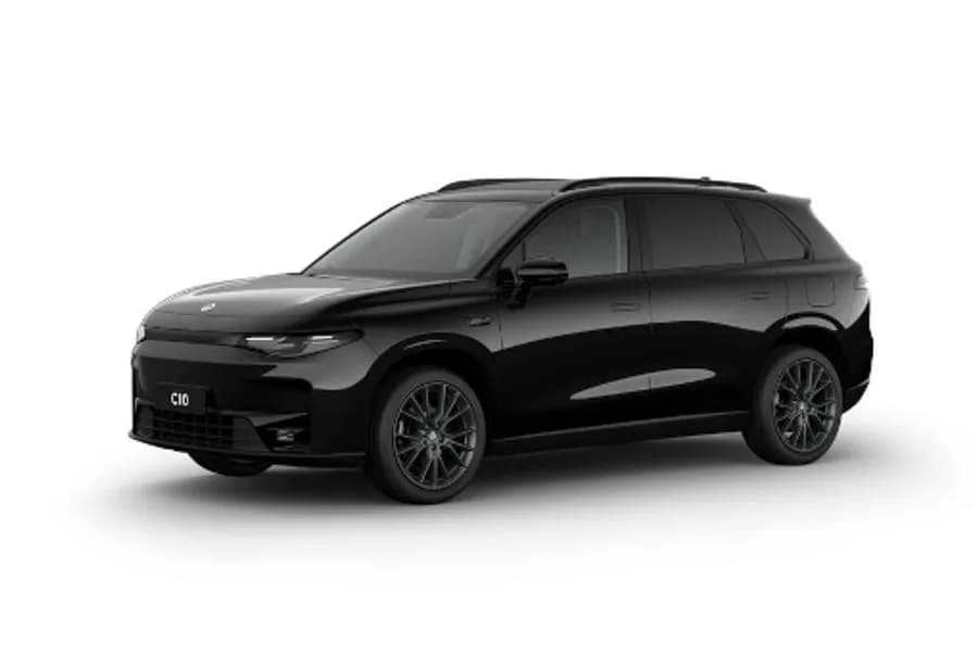 SUV Leapmotor C10 AWD nero ripreso di tre quarti su sfondo bianco.