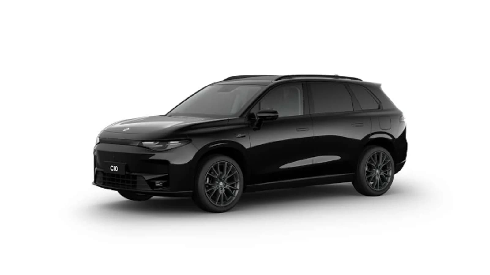 SUV Leapmotor C10 AWD nero ripreso di tre quarti su sfondo bianco.