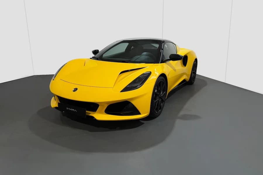 Lotus Emira V6 gialla ripresa di tre quarti su sfondo bianco.