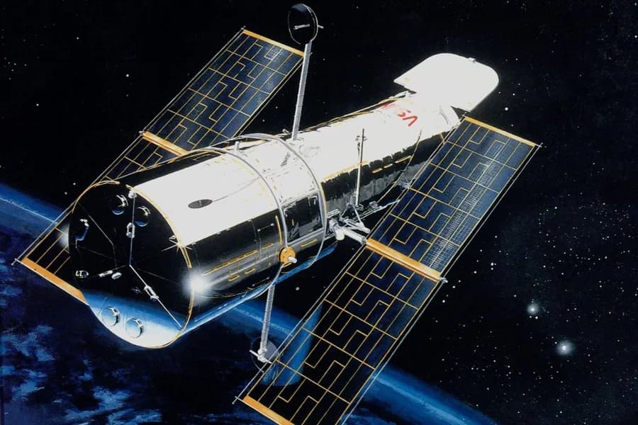 Immagine del telescopio spaziale Hubble con pannelli solari in orbita.