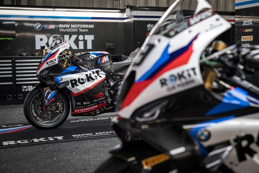 Motociclette BMW da competizione su pista con livree sportive, nella copertina dedicata a SBK.