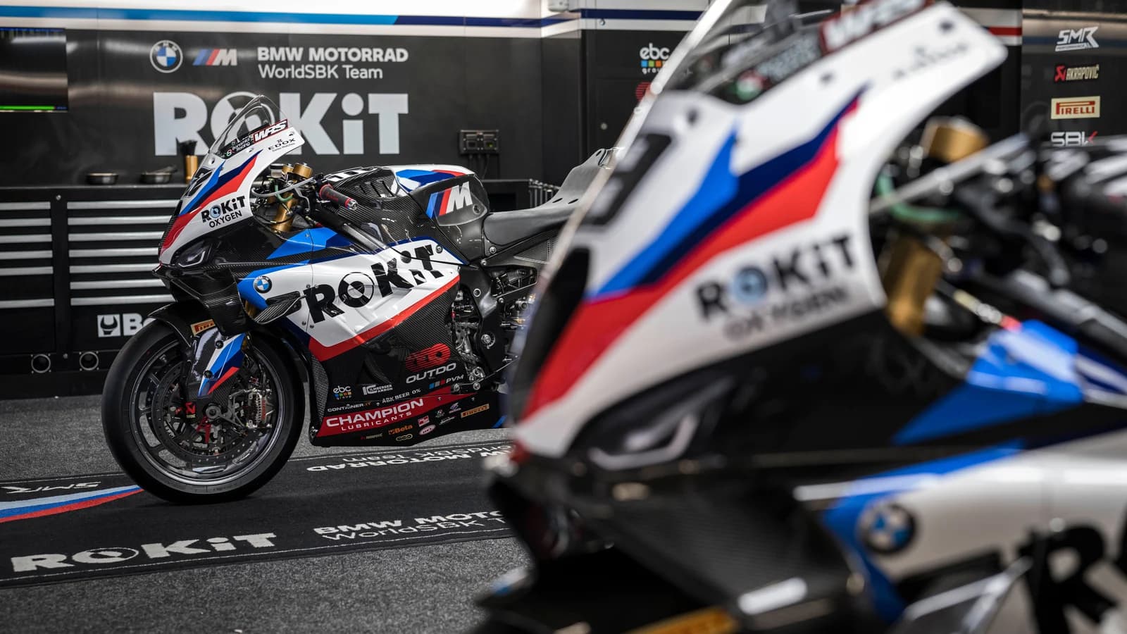 Motociclette BMW da competizione su pista con livree sportive, nella copertina dedicata a SBK.