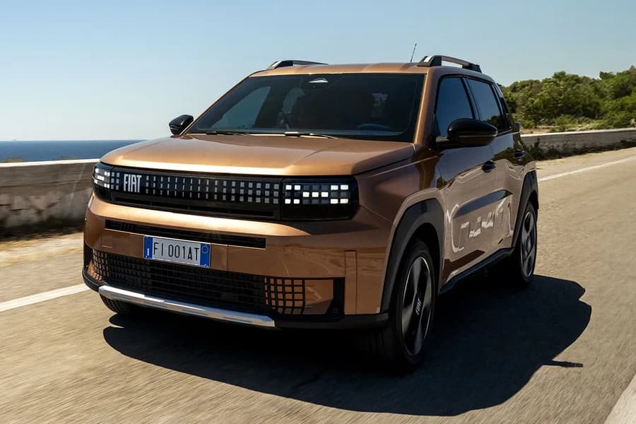 SUV chiaro su strada panoramica, nella copertina dedicata ai motori Stellantis.