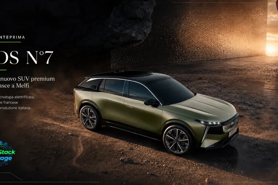 SUV DS N°7 grigio chiaro su sfondo di architettura contemporanea.