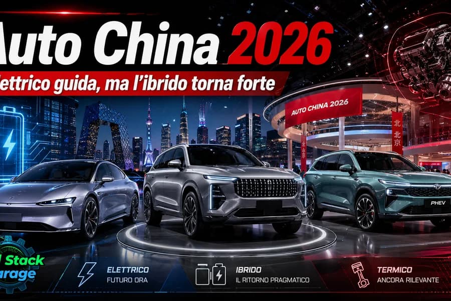 Collage di auto elettriche e ibride esposte a Auto China 2026 con skyline urbano.