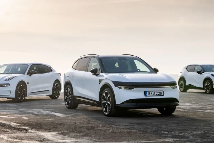 Tre auto elettriche Zeekr chiare parcheggiate in fila in uno scenario aperto.