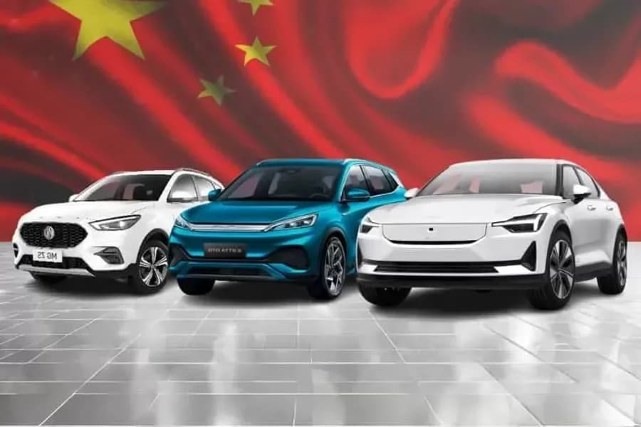 Tre auto elettriche cinesi, bianca, azzurra e grigia, in una composizione sul tema privacy.