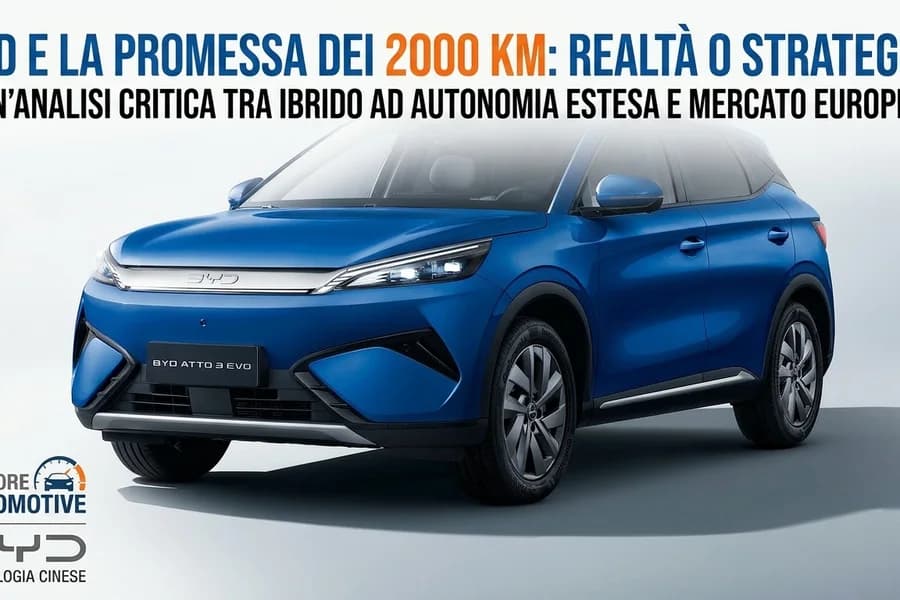 SUV elettrico BYD blu scuro su sfondo neutro, nella copertina dedicata ai 2.000 km dichiarati.
