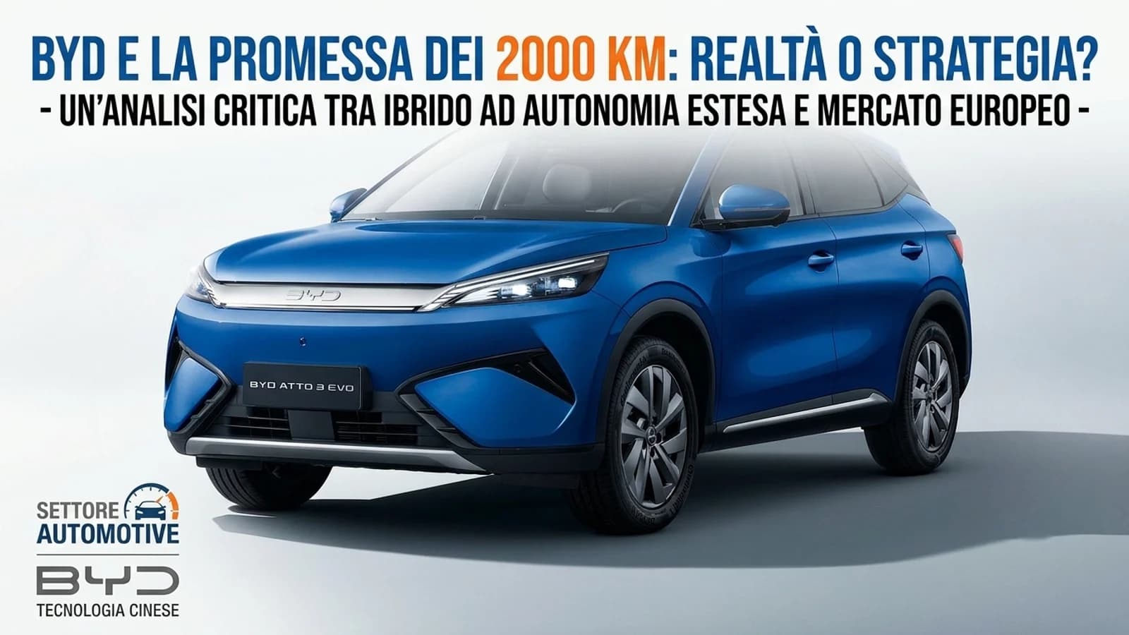 SUV elettrico BYD blu scuro su sfondo neutro, nella copertina dedicata ai 2.000 km dichiarati.
