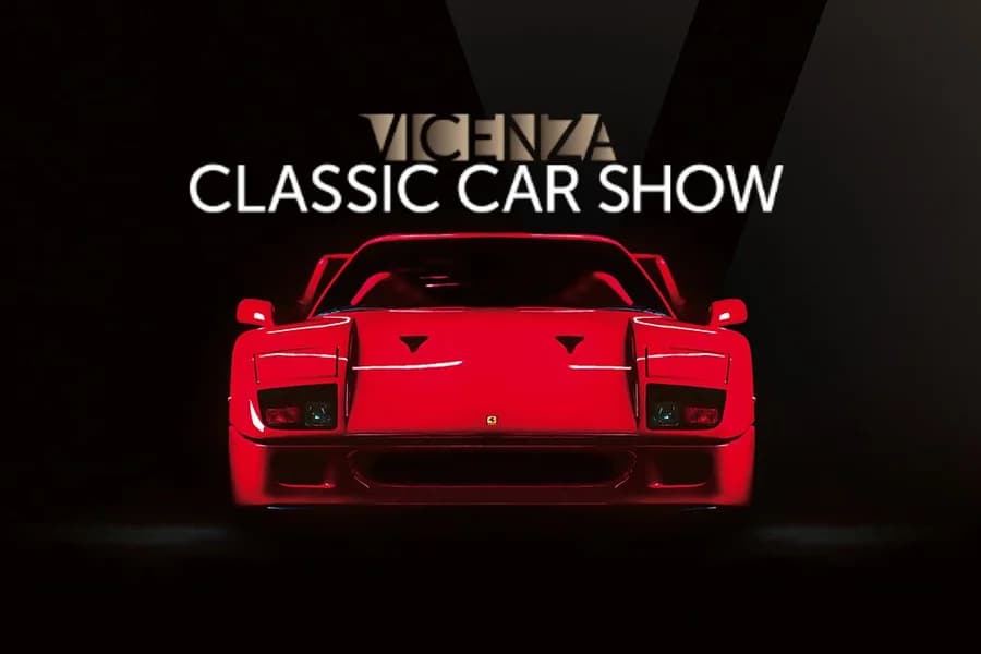 Ferrari sportiva rossa frontale davanti al logo Vicenza Classic Car Show.