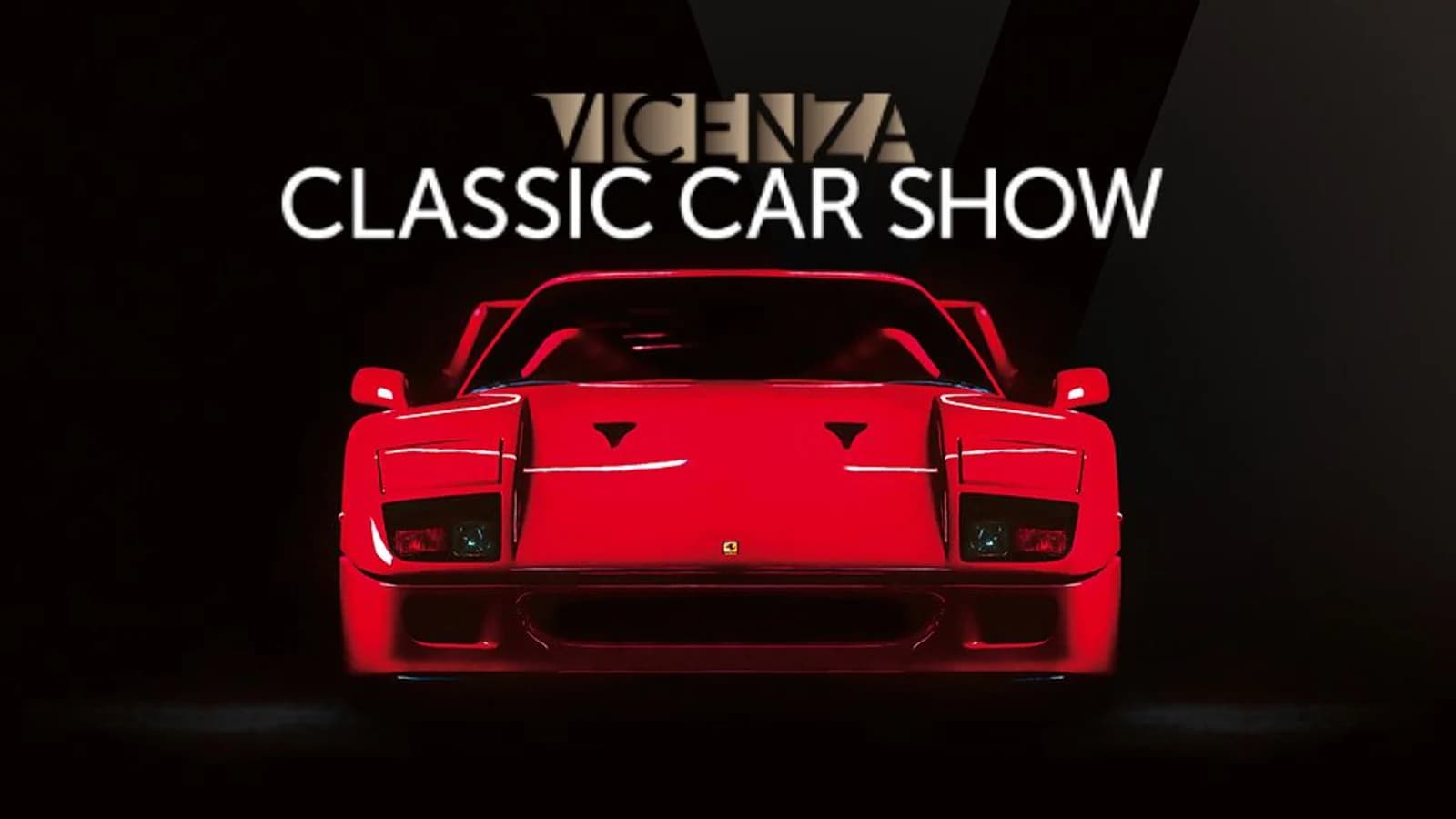 Ferrari sportiva rossa frontale davanti al logo Vicenza Classic Car Show.
