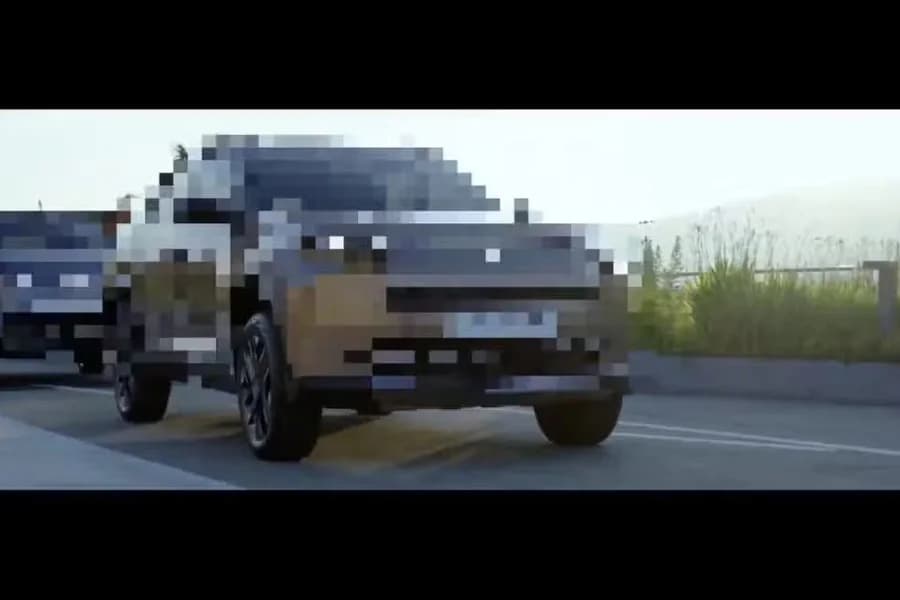 Render di una Fiat Giga Panda dal profilo squadrato e pixelato in un paesaggio verde.