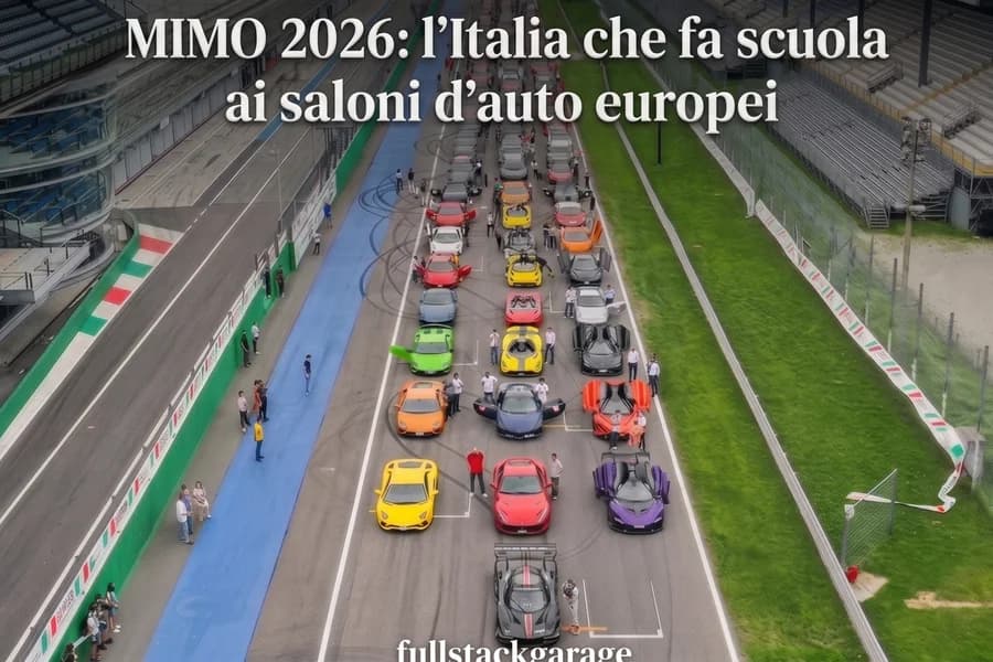 Strada cittadina affollata di auto e spazi espositivi nella copertina del MIMO 2026.