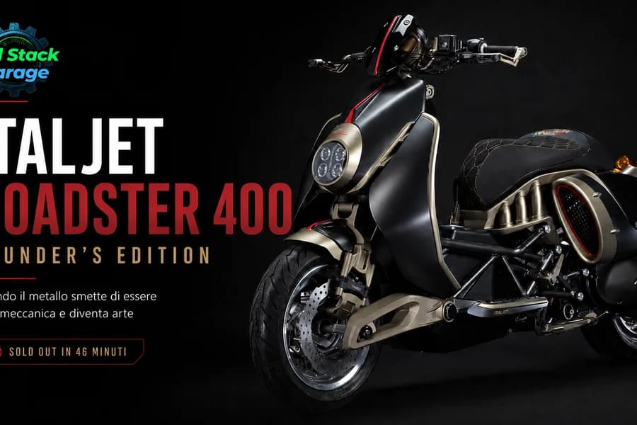 Italjet Roadster 400 nera e cromata vista di tre quarti su sfondo scuro.