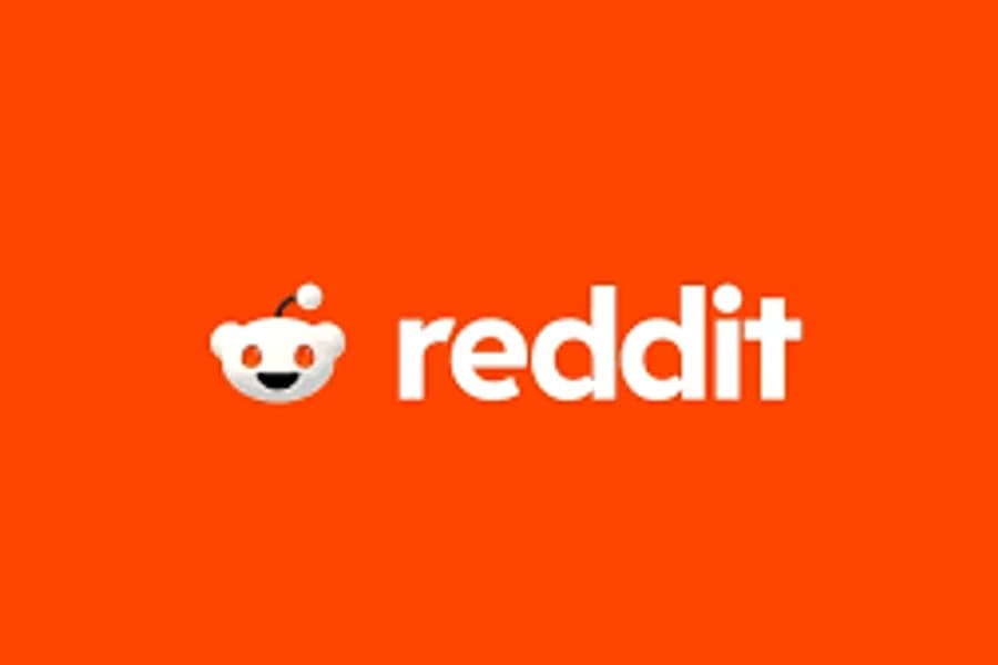 Logo Reddit bianco su sfondo arancione per l'articolo dedicato a Reddit Answers.