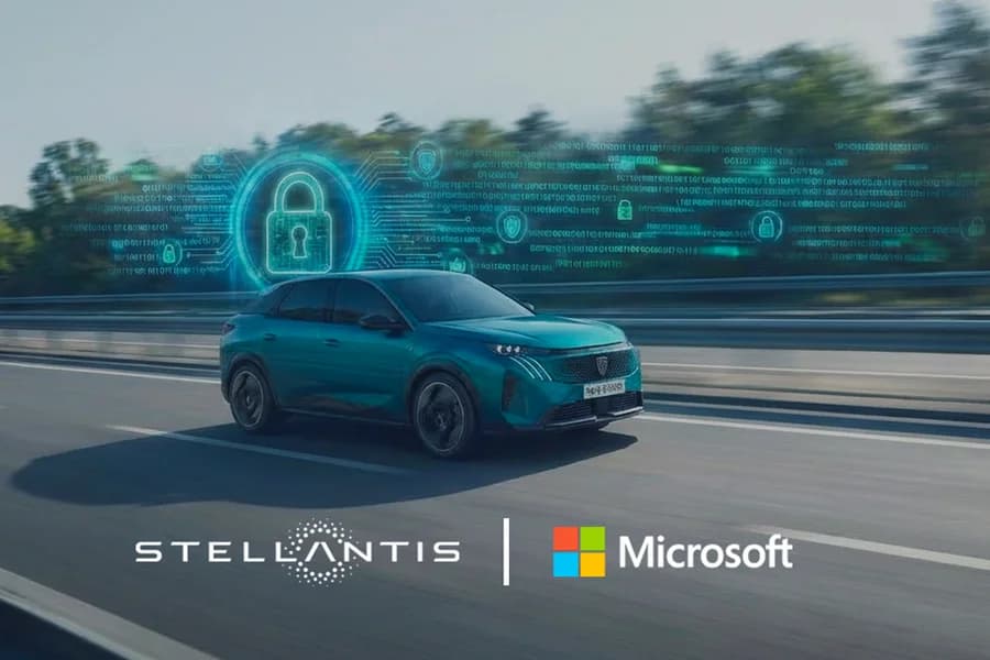 Automobile su pista di prova con grafica dei servizi software Stellantis e Microsoft.