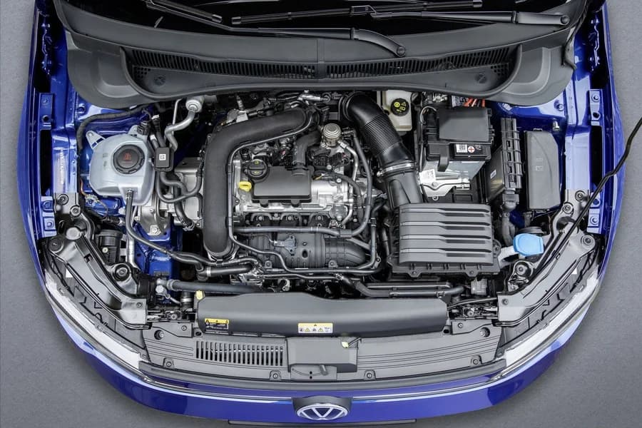 Fotografia ravvicinata del vano motore di un'automobile nella copertina sul tre cilindri Volkswagen.