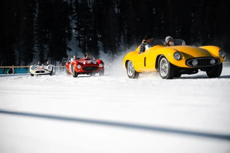 Automobili sportive d'epoca in fila su una pista ghiacciata al The I.C.E. St. Moritz.